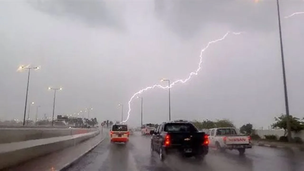 رياح مثيرة للغبار وأمطار رعدية مع زخات برد في طقس السعودية اليوم